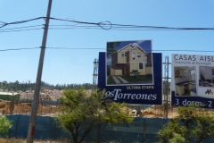 = dernière tranche . Pub pour l'achat de maisons en lotissement. A l'arrière plan, le lotissement, les parcelles qui sont très petites.